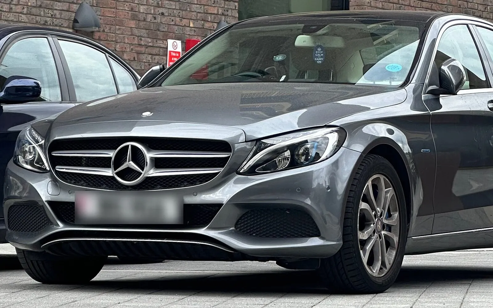 Graue Mercedes-Benz C-Klasse Limousine, Ansicht schräg von vorn