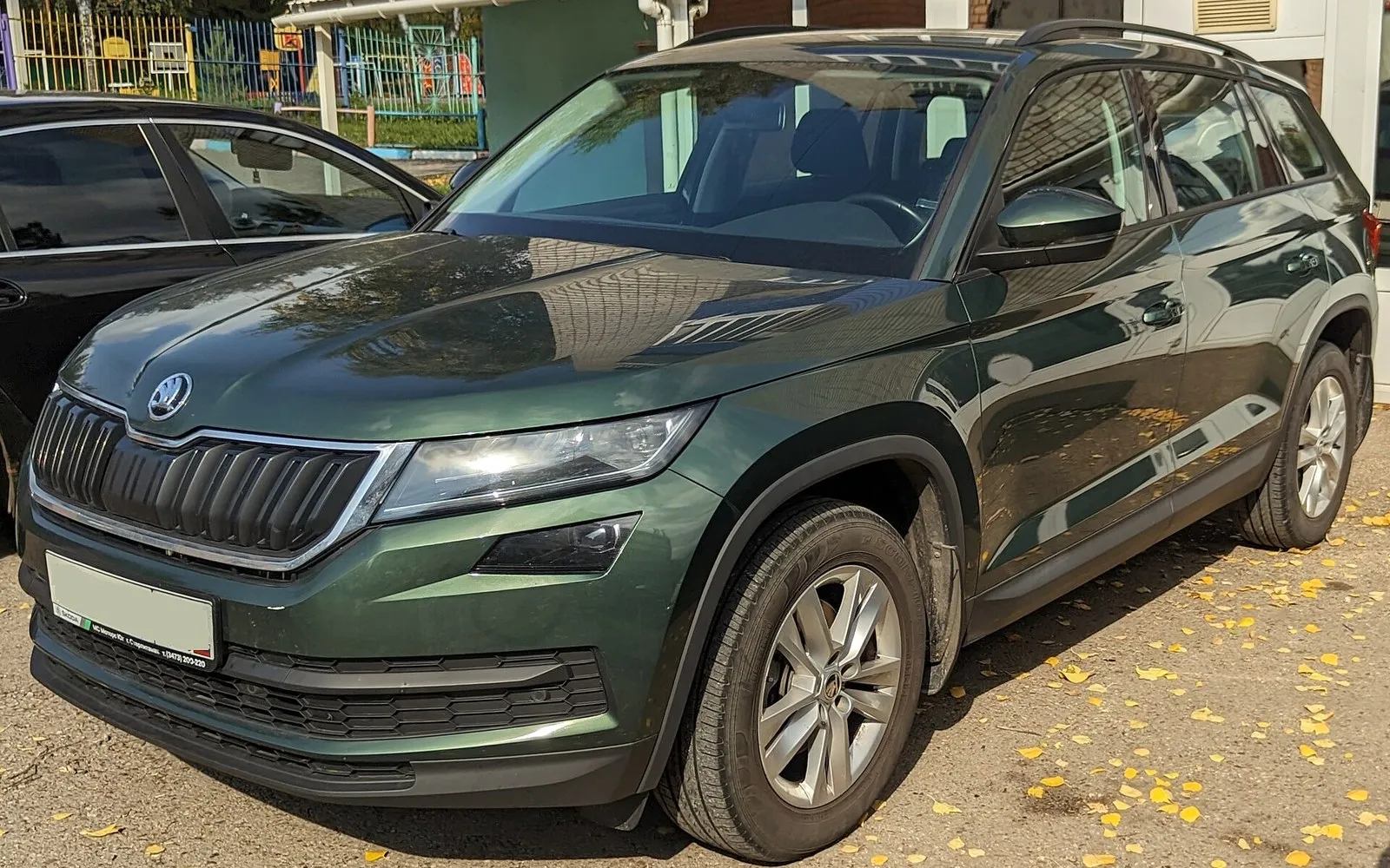 Dunkelgrüner Skoda Kodiaq, Ansicht schräg von vorn