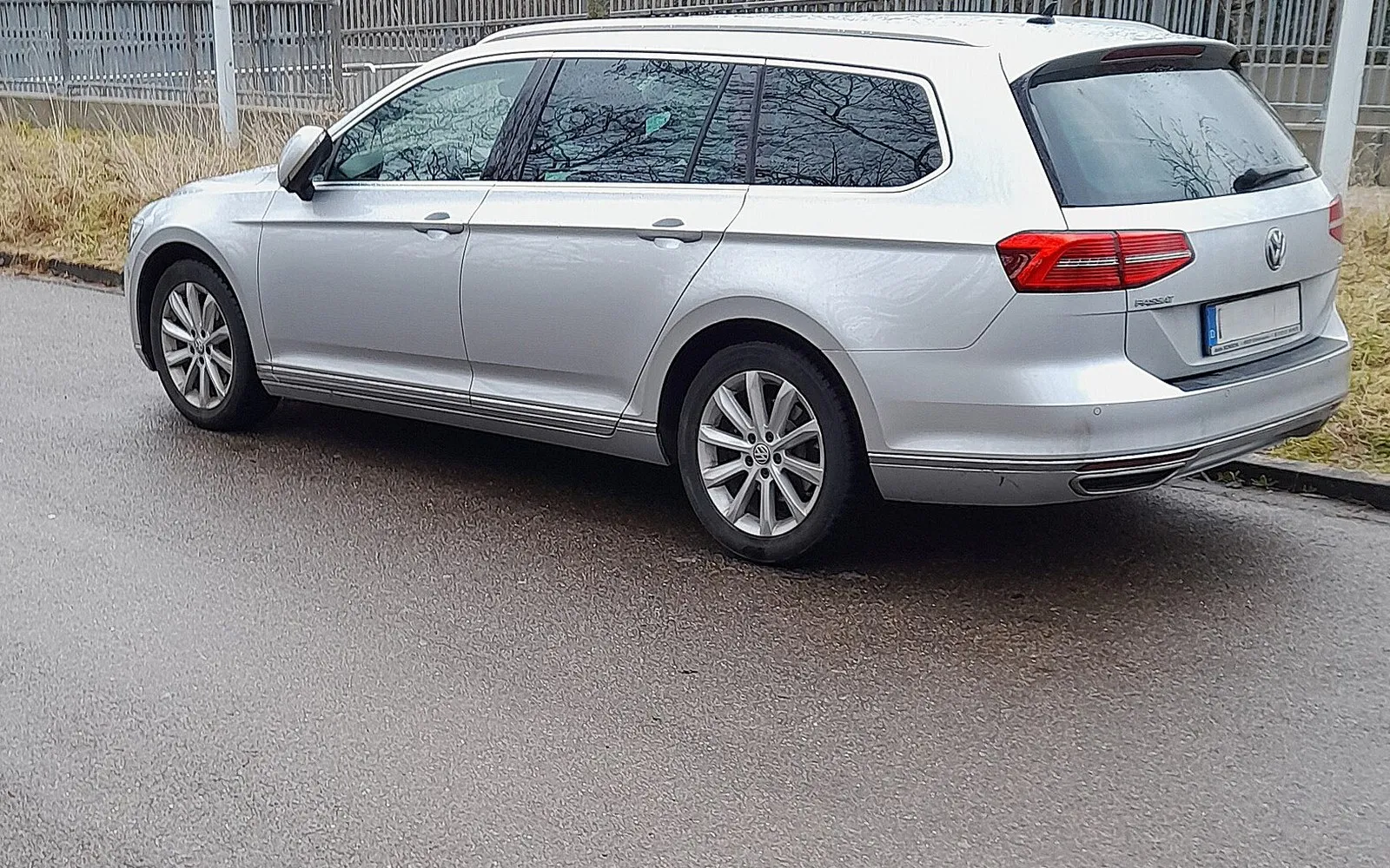 Silberner VW Passat Variant, Ansicht schräg von hinten
