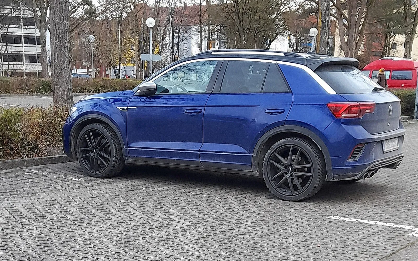 Blauer VW T-Roc, Ansicht schräg von hinten